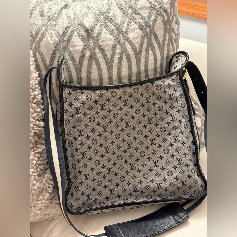 Authentic LOUIS VUITTON Monogram Mini
Buzas Marie Kate Bag Blue - Picture 2 of 12
